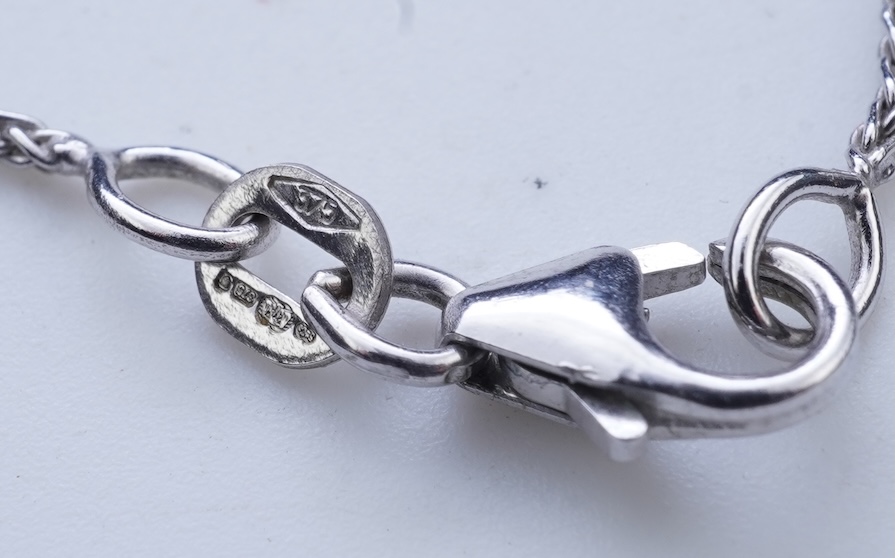 A diamond pendant necklace